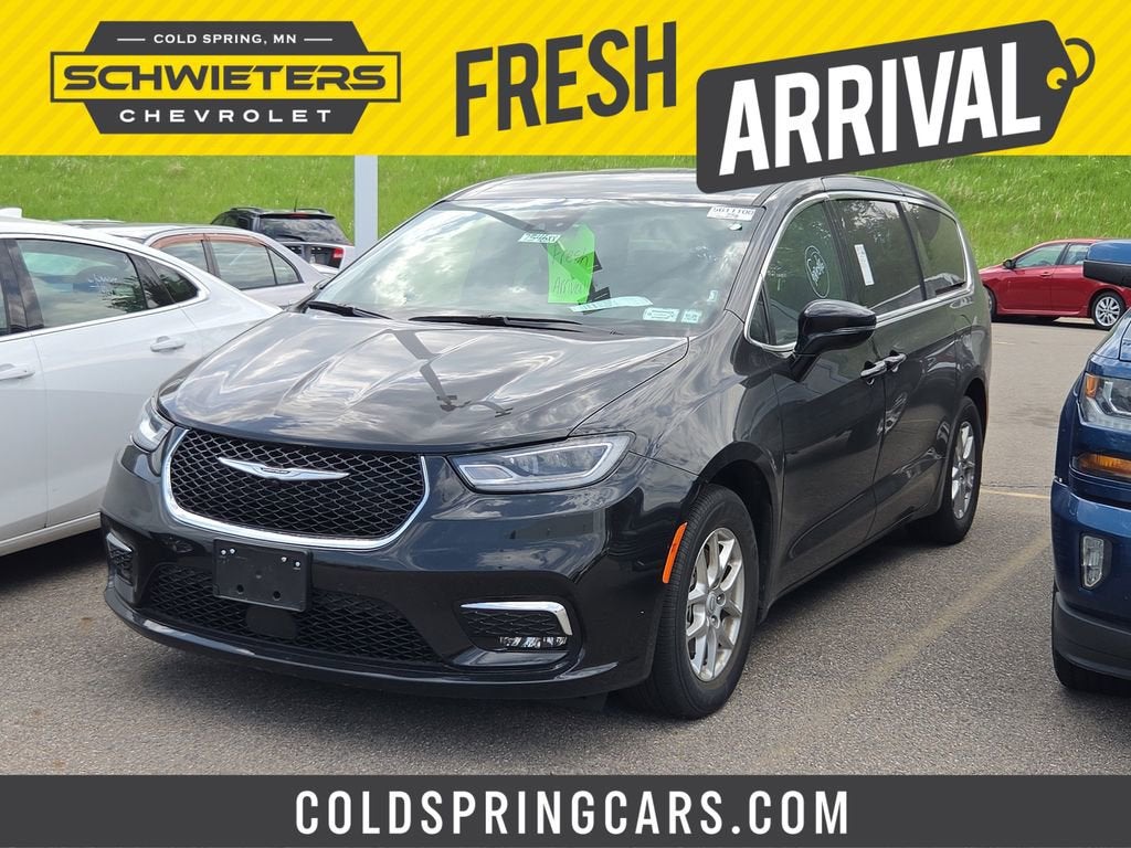 2025 Chrysler Pacifica Select's photo
