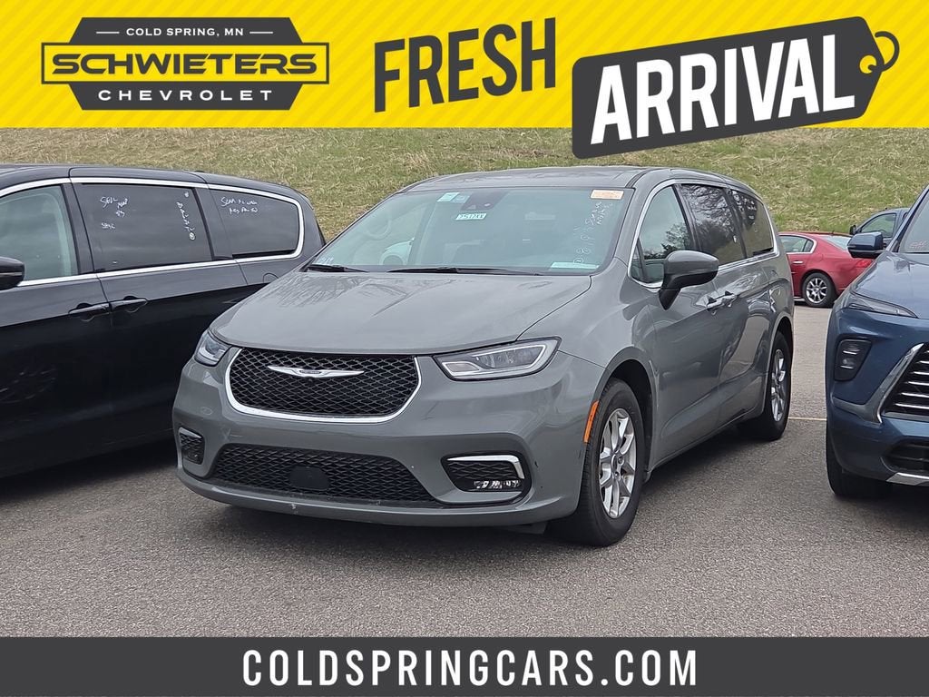 2023 Chrysler Pacifica Touring L's photo