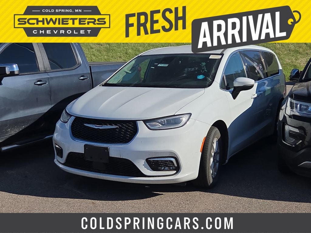 2023 Chrysler Pacifica Touring L's photo
