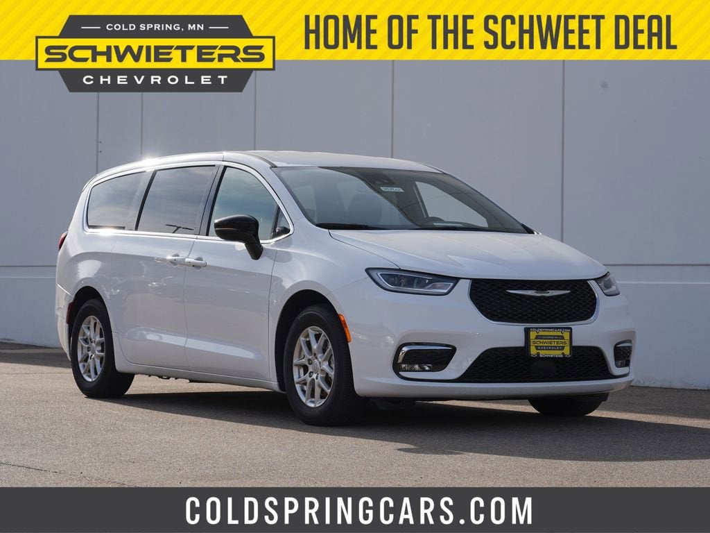 2025 Chrysler Pacifica Select's photo