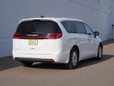 2025 Chrysler Pacifica Select