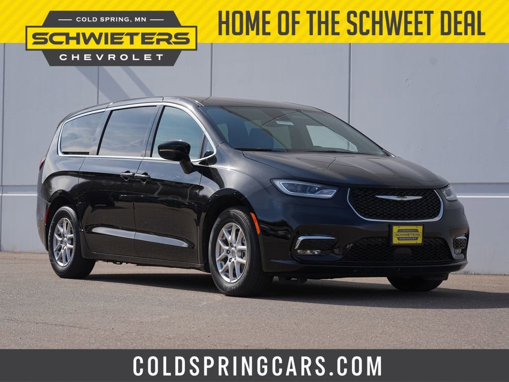2025 Chrysler Pacifica Select's photo