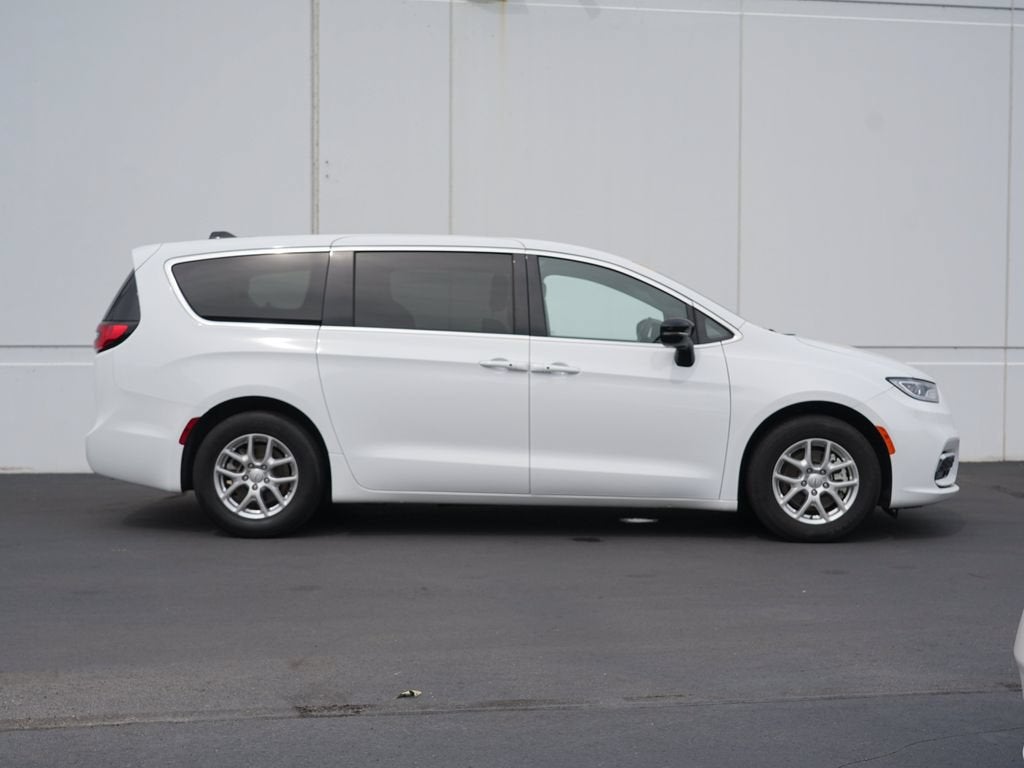 Used 2025 Chrysler Pacifica Select with VIN 2C4RC1BG9SR594658 for sale in Cold Spring, Minnesota
