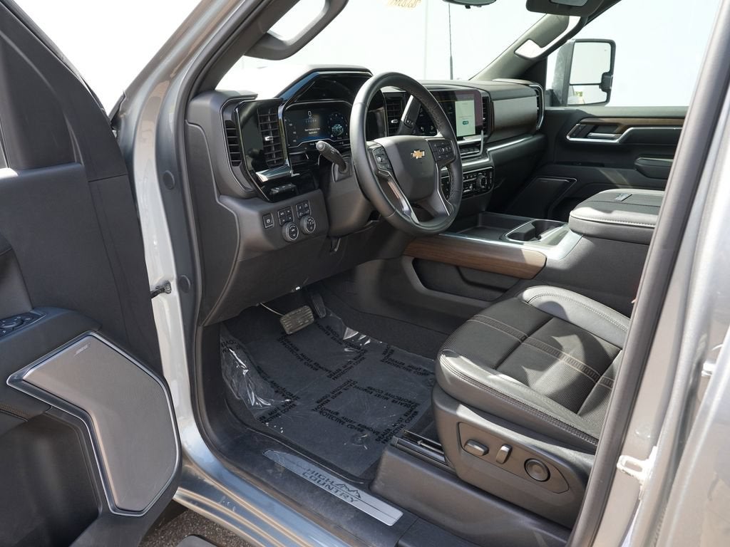 2025 Chevrolet Silverado 3500HD High Country - Photo 13