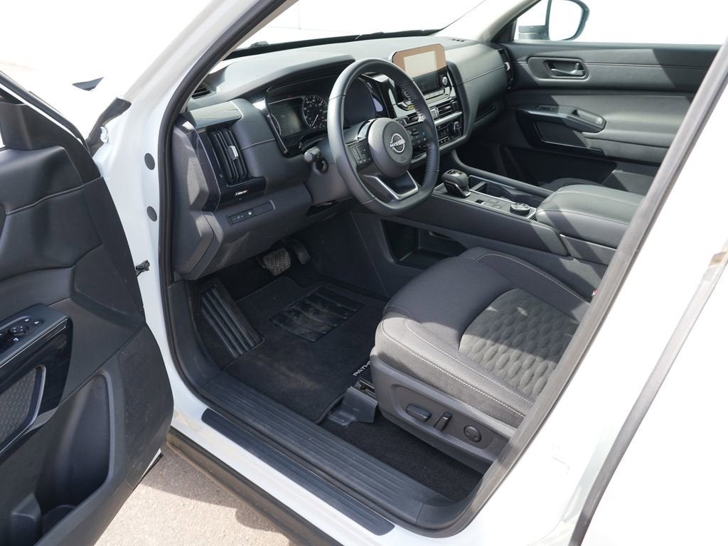 2023 Nissan Pathfinder SV