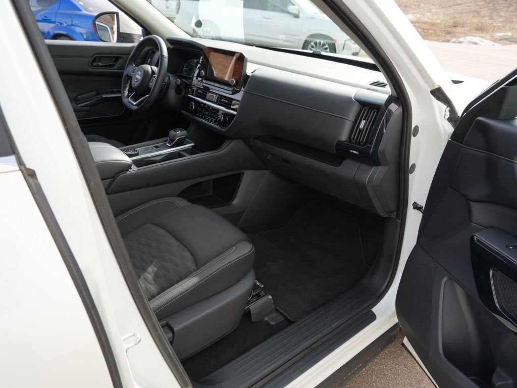 2023 Nissan Pathfinder SV