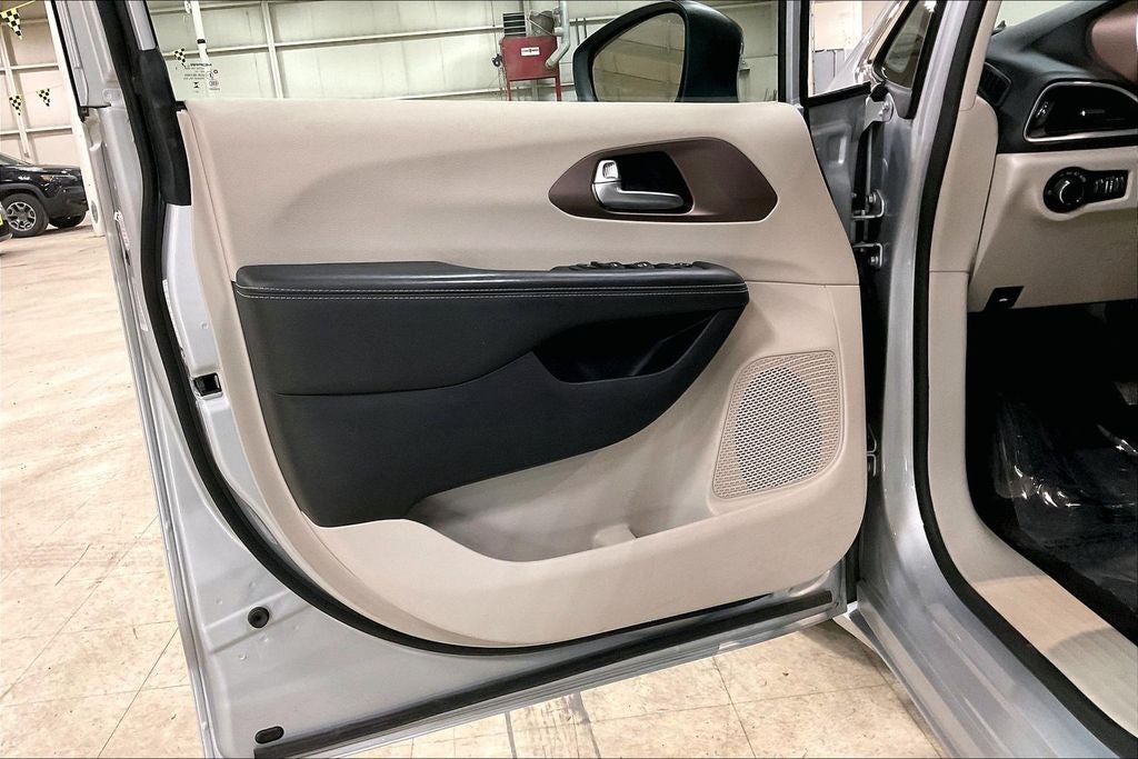 2024 Chrysler Voyager LX