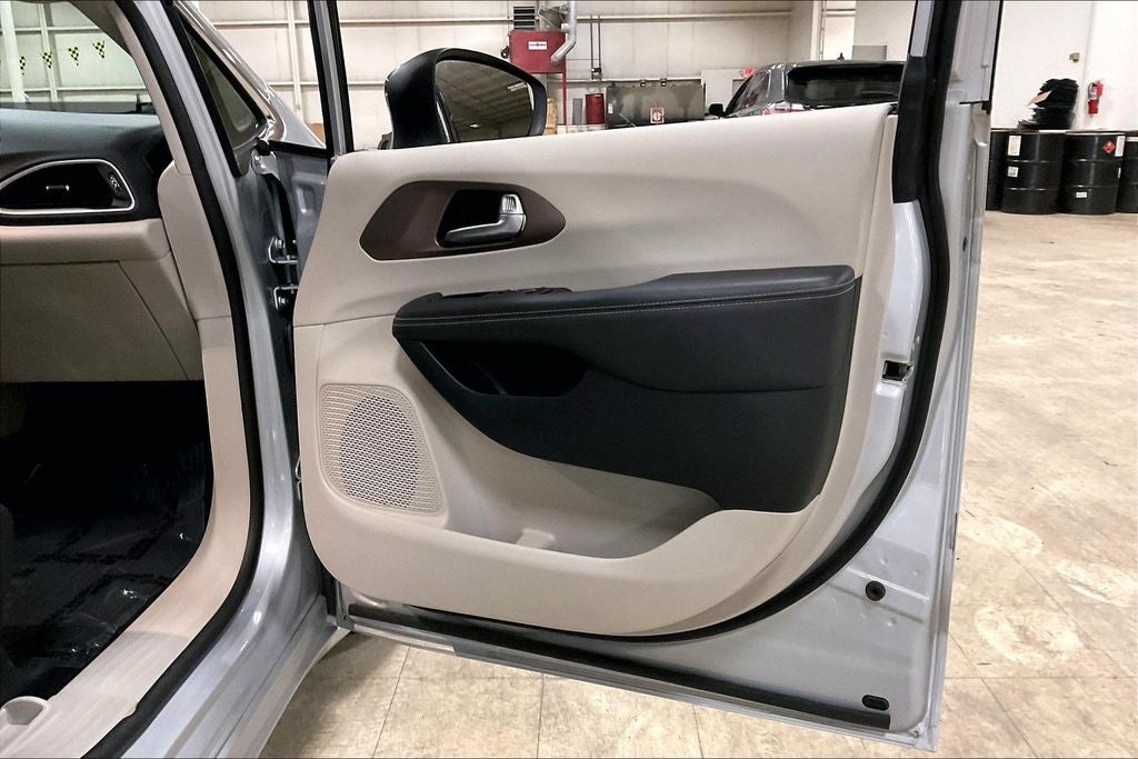 2024 Chrysler Voyager LX