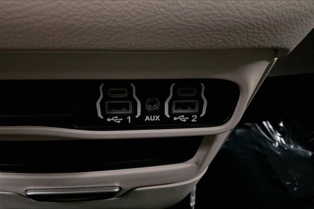 2024 Chrysler Voyager LX