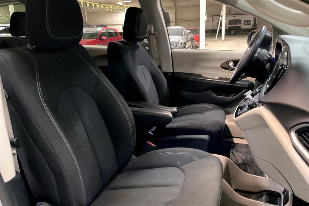 2024 Chrysler Voyager LX