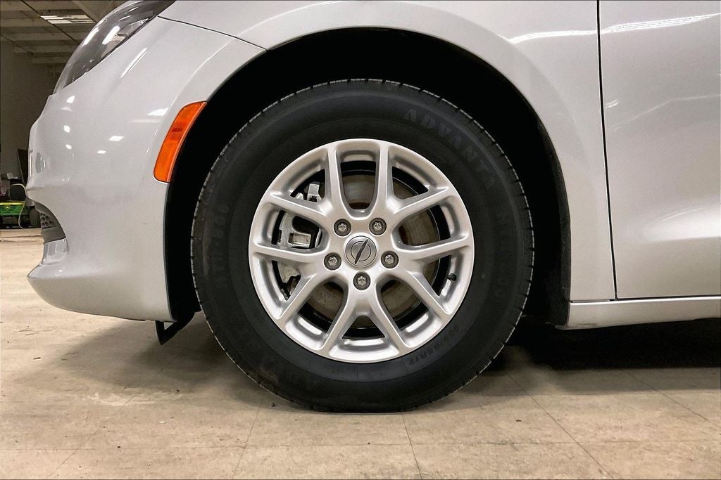 2024 Chrysler Voyager LX