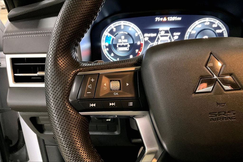 2023 Mitsubishi Outlander SE