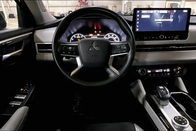 2025 Mitsubishi Outlander SE